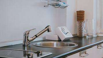 Kühlschrank, Herdplatte, Toaster, Kochgeschirr/Geschirr/Besteck