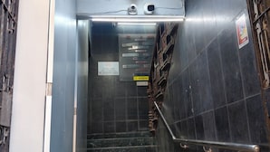 Un escalier avec une pancarte indiquant « Immeuble Pheroze » et une autre pancarte indiquant « Zone non-fumeur ».