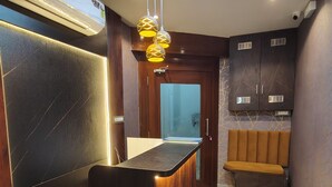 Une cuisine moderne dotée d’un îlot central, de meubles de rangement intégrés et d’un luminaire suspendu.