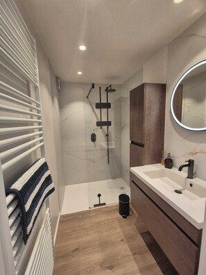 Shower, hair dryer, soap, toilet paper - Sea view apartment - Sorrente 4 (Blankenberge)