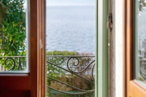 Interior - Charming Lakefront Apartment with Private Garden and Stunning Lake Views (Torri del Benaco)