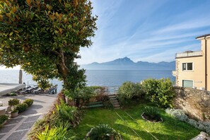 Terrace/patio - Charming Lakefront Apartment with Private Garden and Stunning Lake Views (Torri del Benaco)