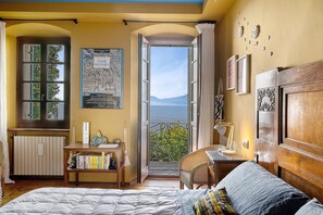 WiFi, bed sheets - Charming Lakefront Apartment with Private Garden and Stunning Lake Views (Torri del Benaco)