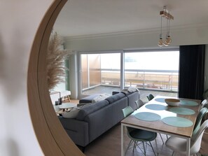 Interior - Luxury apartment with spacious terrace, frontal sea view 4 to 5 people (Blankenberge)