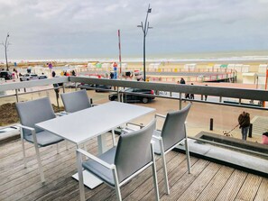 Outdoor dining - Luxury apartment with spacious terrace, frontal sea view 4 to 5 people (Blankenberge)