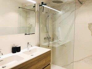 Shower, hair dryer, soap, toilet paper - Luxury apartment with spacious terrace, frontal sea view 4 to 5 people (Blankenberge)