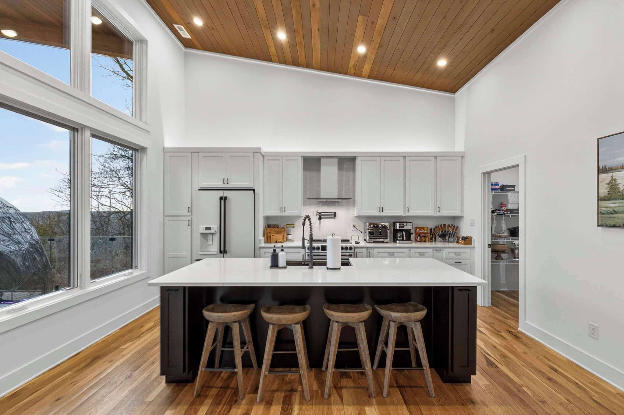 冷蔵庫、電子レンジ、オーブン、コンロ