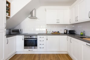 Jääkaappi, mikroaaltouuni, uuni, astianpesukone