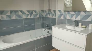 Asciugacapelli, asciugamani, sapone, carta igienica