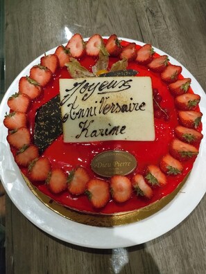 Food and drink - Room with bathtub and unlimited access to an outdoor spa. (Porcaro)