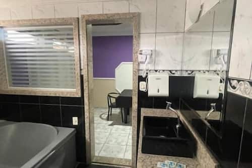 Premium Suite | Bathroom | Shower, free toiletries, towels, toilet paper