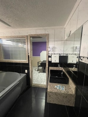 Deluxe Suite | Bathroom | Shower, free toiletries, towels, toilet paper - Hotel Vitória de Santos (Santos)