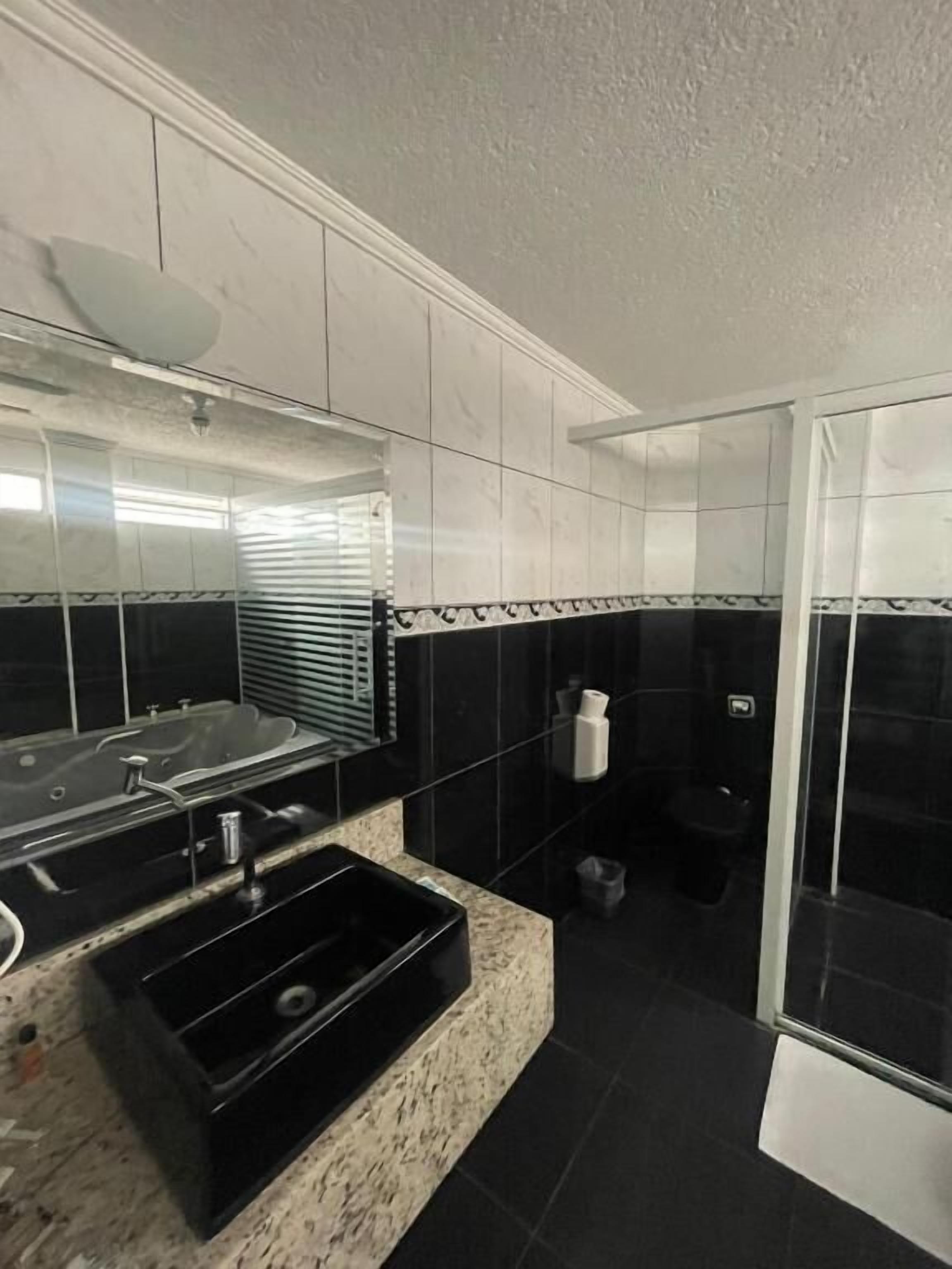 Premium Suite | Bathroom | Shower, free toiletries, towels, toilet paper