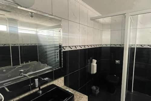 Premium Suite | Bathroom | Shower, free toiletries, towels, toilet paper