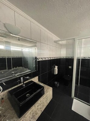Premium Suite | Bathroom | Shower, free toiletries, towels, toilet paper - Hotel Vitória de Santos (Santos)
