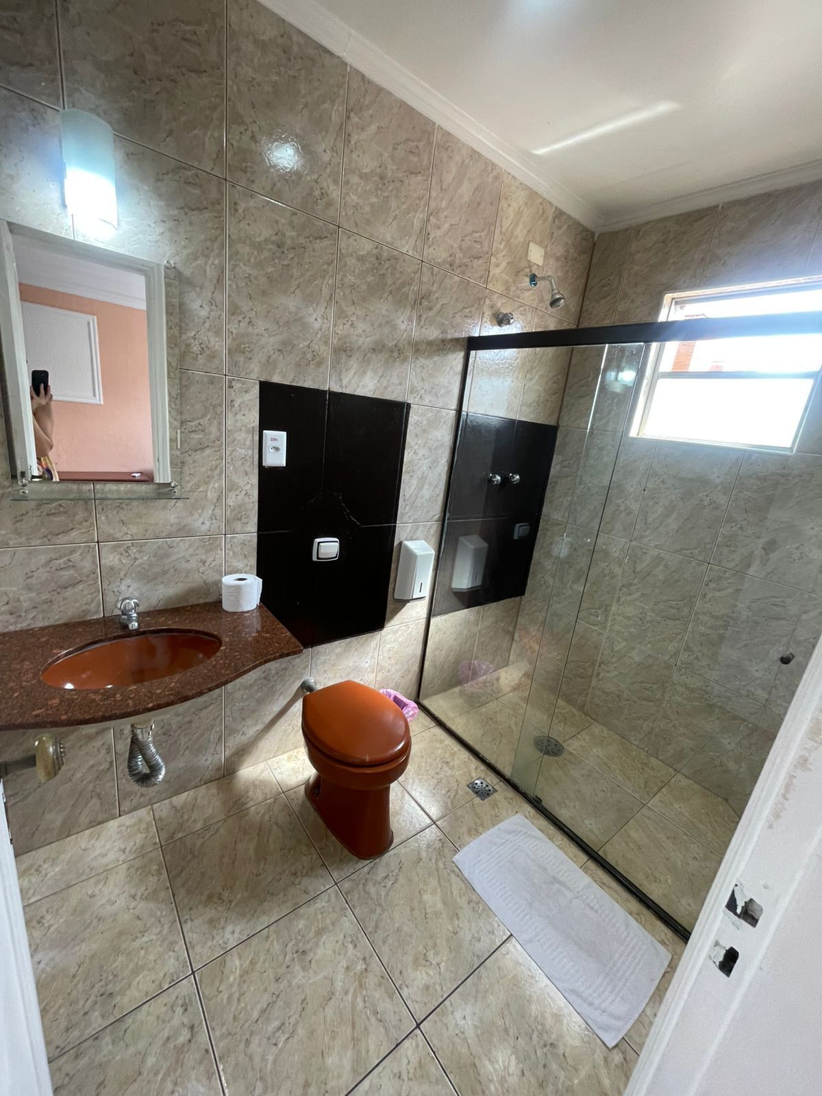 Douche, articles de toilette gratuits, serviettes fournies