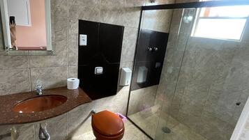 Douche, articles de toilette gratuits, serviettes fournies