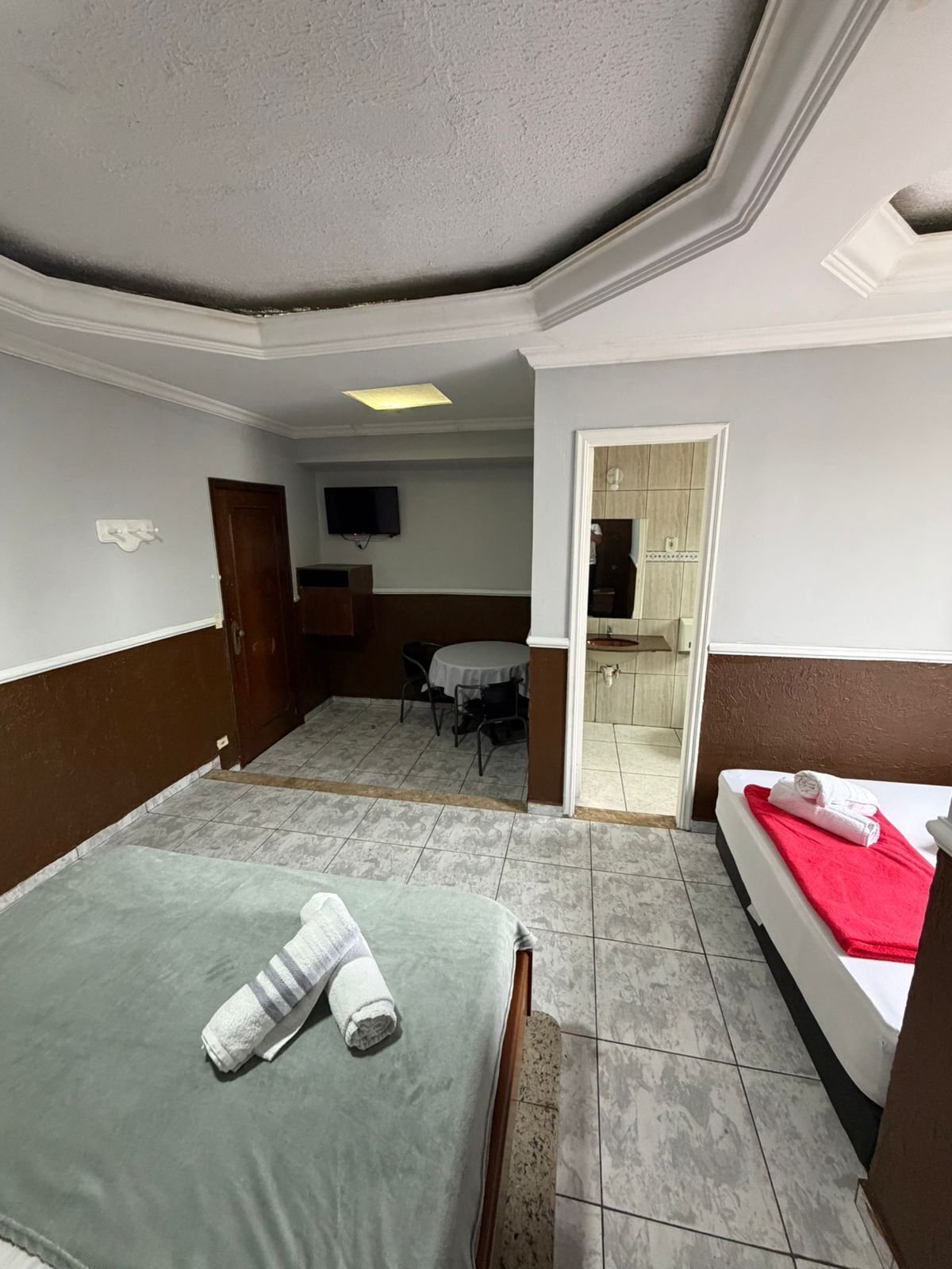 Chambre quadruple | Repas dans la chambre