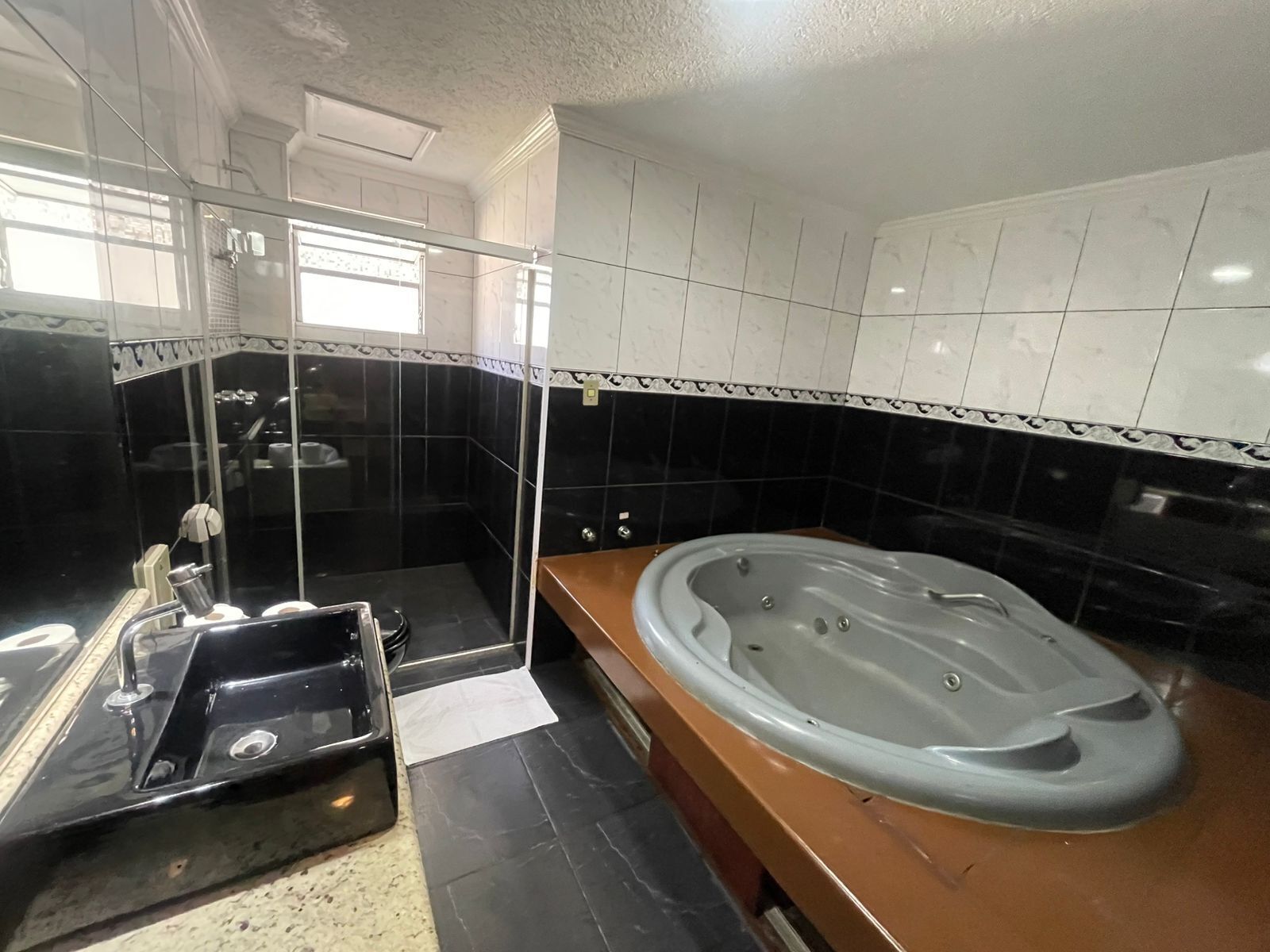 Suíte luxo | Banheiro | Chuveiro, produtos de toalete grátis, toalhas de banho, papel higiênico