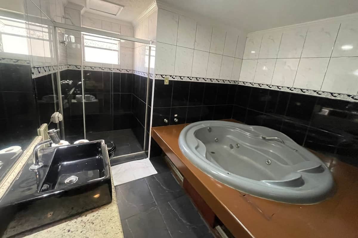 Suite – deluxe | Bad | Dusj, toalettartikler (inkludert), håndklær og toalettpapir