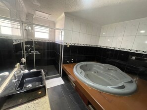 Deluxe suite | Badkamer | Een douche, gratis toiletartikelen, handdoeken, toiletpapier