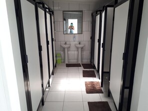 Shower, soap, toilet paper - Aotea BackPacker Hostel (Iquique)