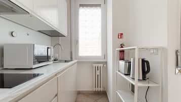 Kylskåp, mikrovågsugn och brödrost