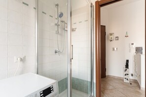 Regadera, bidet, toallas 