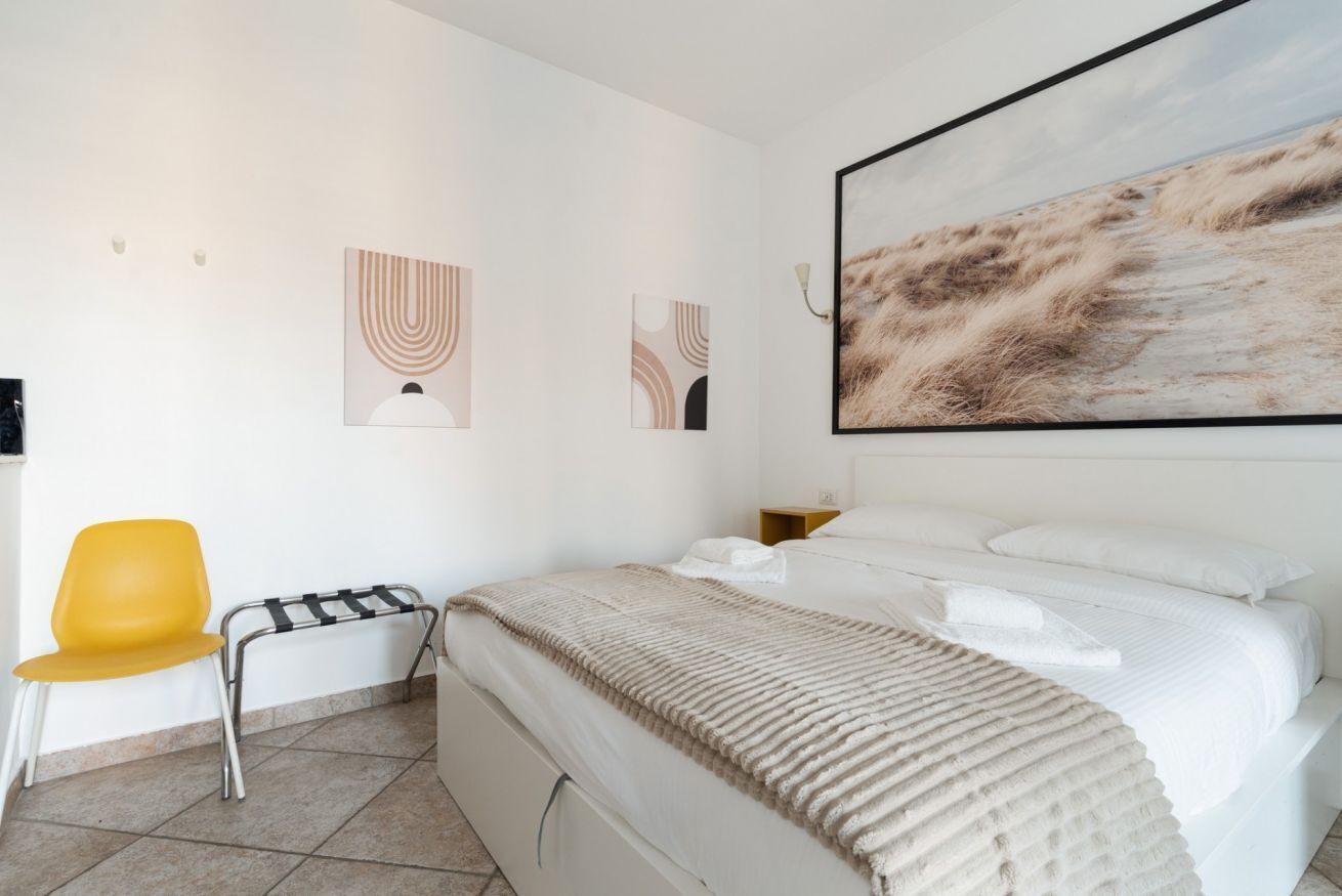 1 chambre, fer et planche à repasser