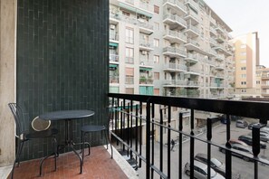 Outdoor dining - GuestHost - A comfortable 30 square meters studio, perfect for two people, located on the first floor of a building with an elevator (NOT suitable for people with reduced mobility).The apartment is just steps from Pasteur metro station and within a 10-mi (Milan)