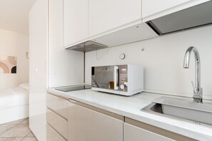 Fridge, microwave, toaster - GuestHost - A comfortable 30 square meters studio, perfect for two people, located on the first floor of a building with an elevator (NOT suitable for people with reduced mobility).The apartment is just steps from Pasteur metro station and within a 10-mi (Milan)