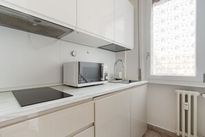 Kylskåp, mikrovågsugn och brödrost