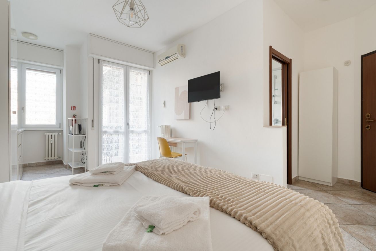 1 chambre, fer et planche à repasser