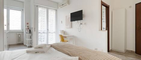 1 chambre, fer et planche à repasser