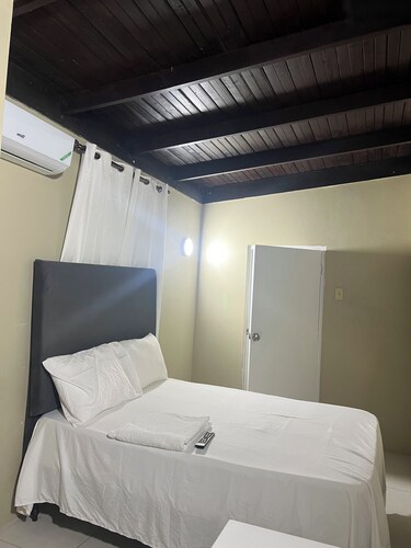 Charming apartment with AC in vibrant Kingston perfect for your stay