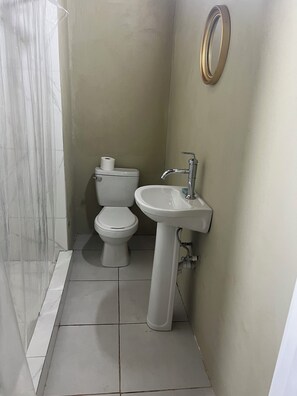 Toalhas de banho, sabonete, papel higiênico 