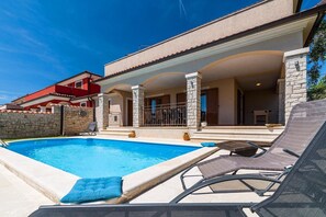 Pool - Villa Antonela – Relaxation in Nature with a Private Pool (Divsici)