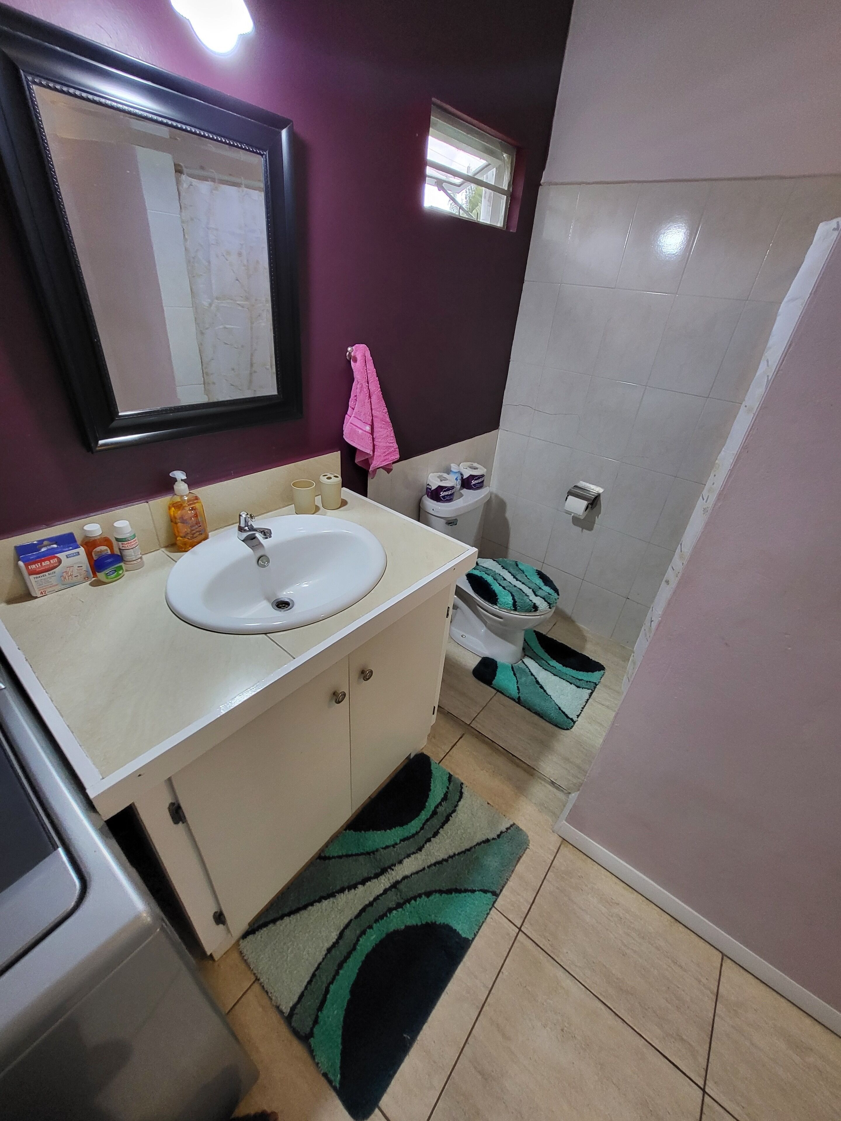 Douche, serviettes fournies, savon, shampoing