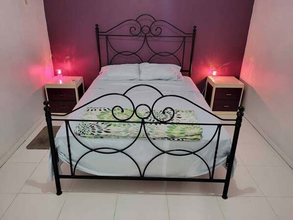 1 habitación, tabla de planchar con plancha, wifi gratis y ropa de cama 