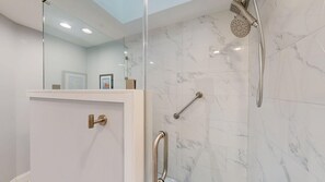 Douche, sèche-cheveux, serviettes fournies