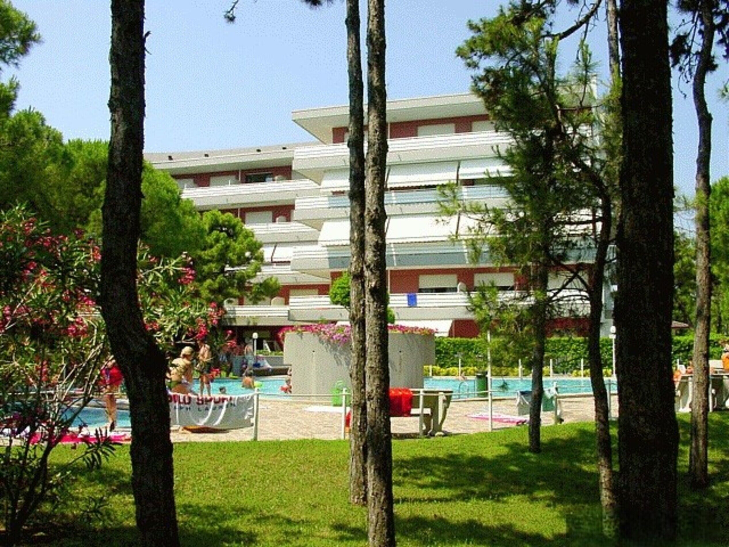 Departamento, 2 habitaciones, patio, vista al jardín | Alberca | Alberca al aire libre 