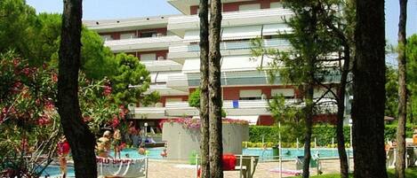 Huoneisto, 2 makuuhuonetta, patio, näköala puutarhaan | Uima-allas | Ulkouima-allas