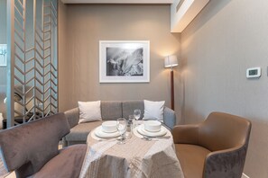 City studio, 1 kingsize bed, airconditioning, uitzicht op kanaal | Dineren