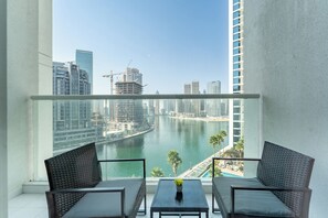 City studio, 1 kingsize bed, airconditioning, uitzicht op kanaal | Terrein van de accommodatie