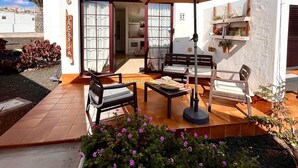 Un patio con mobiliario exterior, una sombrilla grande y un cartel que indica la habitación número 17.