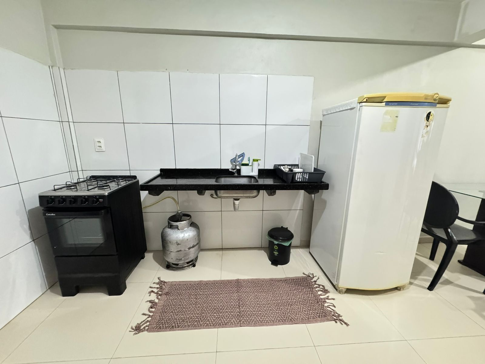 Frigorifero, piano cottura, frullatore, pentole/stoviglie/utensili