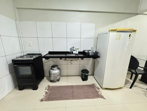 Frigorifero, piano cottura, frullatore, pentole/stoviglie/utensili