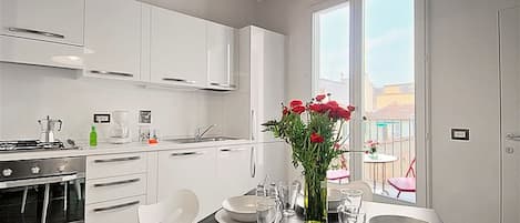 Kjøleskap, ovn, kokeplater og oppvaskmaskin