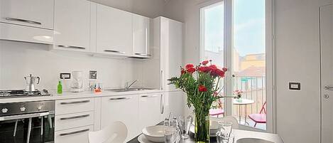 Kylskåp, ugn, spishäll och diskmaskin