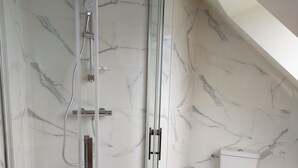 A modern bathroom with a glass-enclosed shower, a toilet, and a bidet. - Room with outdoor spa unlimited access (Porcaro)
